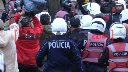 Protesta e dhunshme dje në Tiranë, policia: 55 protestues në pranga, 98 nën hetim