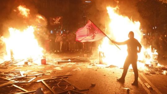 Revolta studentore, “Reuters” publikon artikull për protestën në Tiranë: Përshkallëzimi më i dhunshëm i protestave kundër korrupsionit! 