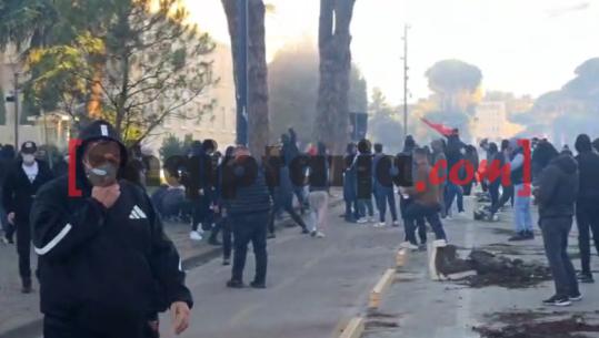 Protestuesit zhvendosen te Kryeministria, policia u hedh ujë dhe gaz lotsjellës
