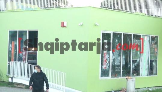 LIVE TV- Zjarr e tym në protestë/ Protestuesit shkatërrojnë Piramidën, sulm Kryeministrisë! I vënë zjarrin Ministrisë së Ekonomisë dhe Arsimit, djegin e shkatërrojnë banka e biznese! Dhjetëra të shoqëruar