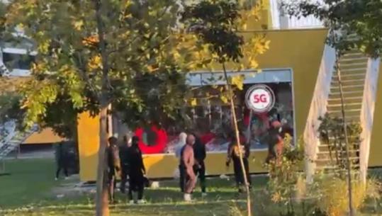 Kaos te Piramida, protestuesit shkatërrojnë biznesin dhe bankën e nivelit të dytë, u vënë zjarrin edhe luleve! Të maskuarit hipin në majë të godinës