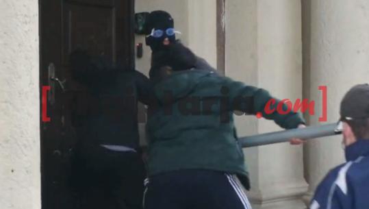 Me tabelën rrugore të shkulur në duar, protestuesit shkatërrojnë derën anësore të Kuvendit