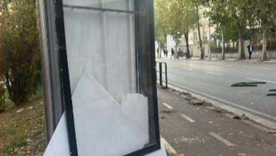 Protesta studentore në Tiranë, thyhen stendat reklamuese pranë Lanës