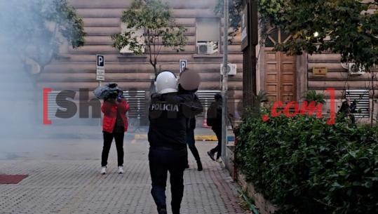 Protesta/ Efektivi merr në krahë djalin e vogël, rend për ta larguar nga gazi lotsjellës