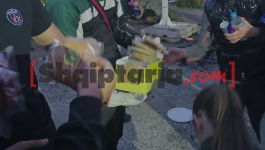 Protestuesit në ‘aksion’, shkatërrojnë një tjetër biznes te ‘Piramida’! Rrëmbejnë pije e ëmbëlsira dhe i shpërndajnë