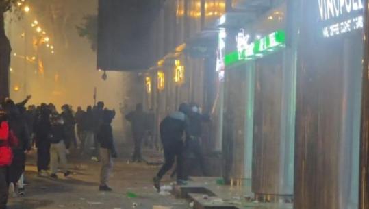 Protestuesit sulm kullave Binajke, thyejnë xhamat e shkatërrojnë bizneset