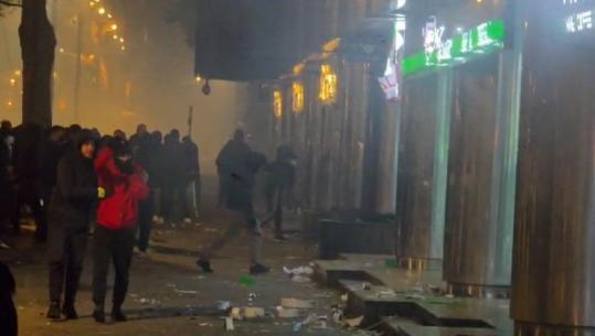 LIVE TV- ‘Gjendje lufte’ në Tiranë, kaosi ‘padron’ i rrugëve të kryeqytetit! Protestuesit shkatërrojnë derën te Kuvendi, sulm me molotovë Kryeministrisë! I vihet zjarr 2 ministrive, bankave e bizneseve 