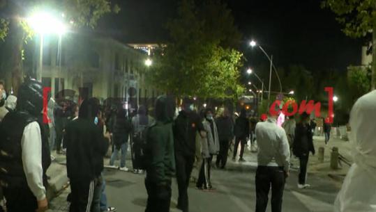 Pas dhunës te Kryeministria dhe te Piramida, protestuesit vendosen te Parlamenti