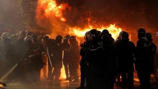 LIVE TV- ‘Gjendje lufte’ në Tiranë, kaosi ‘padron’ i rrugëve të kryeqytetit! Protestuesit shkatërrojnë derën te Kuvendi, sulm me molotovë Kryeministrisë! I vihet zjarr 2 ministrive, bankave e bizneseve 