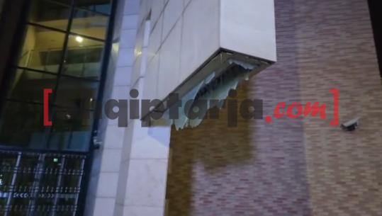Sulmohet edhe Banka e Shqipërisë, protestuesit thyejnë kabinën e rojes dhe shatërvanin