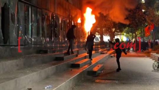 Protestuesit sulm edhe ministrisë së Drejtësisë, thyejnë xhamat dhe i vënë flakën