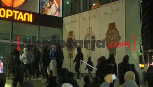 Protestuesit sulmojnë qendrën tregtare të Toptanit, thyejnë xhamat e fasadës! Ndërhyn Policia