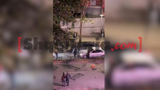 Protestuesit e maskuar bllokojnë rrugën e makinave me kangjella, përplasen me drejtuesit e mjeteve