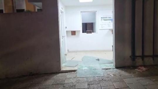 Copa xhamash dhe kosha mbeturinash në tokë, protestuesit dëmtojnë Drejtorine e Arkivave