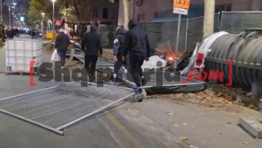 Situatë kaotike në rrugët e Tiranës, protestuesit bllokojnë qarkullimin e makinave, djegin kosha mbeturinash e flakin kangjella