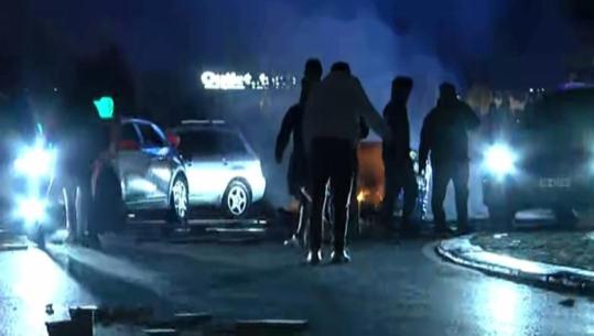 Kaos edhe te Zogu i Zi, protestuesit bllokojnë rrugën me gurë e kangjella! Shoferët të irrituar i bien borive (VIDEO)