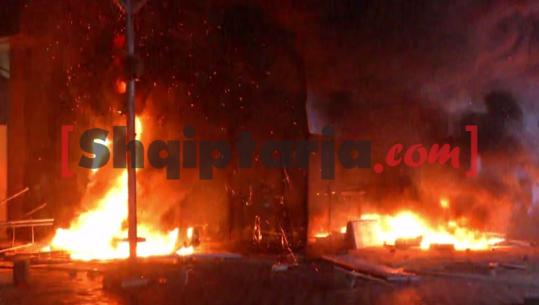 Vatër e re zjarri, protestuesit djegin edhe fasadën e ‘Syrit të Tiranës’! Zona mbulohet nga tymi e zjarri i dendur