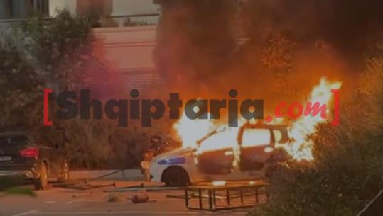 Protestuesit djegin makinën e policisë te komisariati nr. 2