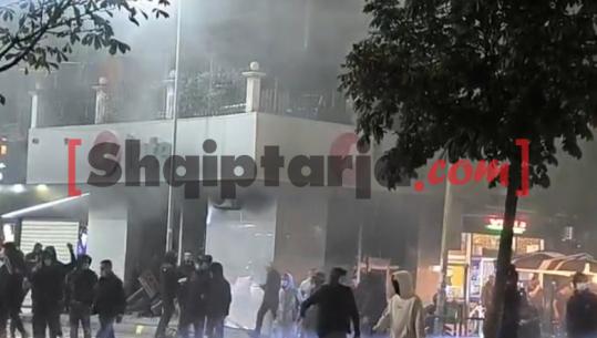 Sulm tjetër te ‘iute Credit’, protestuesit shkrumbojnë biznesin e mikrokredive (VIDEO)