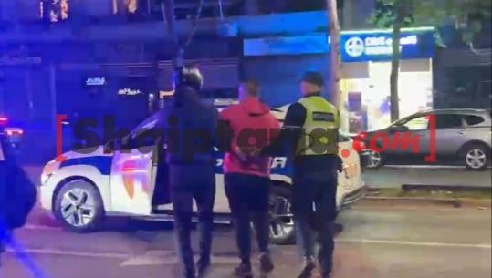 Protesta/ Policia ndalon taksinë, shoqëron 3 pasagjerët