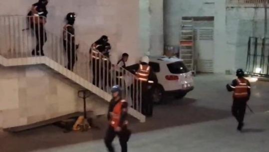 Policia shoqëron të tjerë protestues