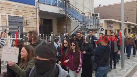 Studentët në Shkodër i bashkohen bojkotit të mësimit, thirrje për PD: Parti Demokratike, si u shite gjithë këto vite!
