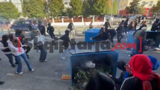 LIVE TV- Rikthehet kaosi në Tiranë, protestuesit djegin kosha e shkulin tabela! Marshojnë nëpër rrugë, ka të shoqëruar