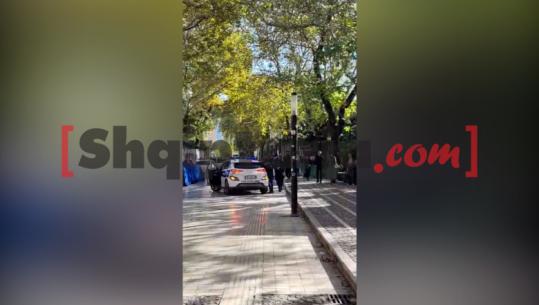 Incidentet e para në protestë, policia nis me shoqërimet