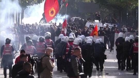 LIVE TV- Rikthehet kaosi në Tiranë, protestuesit mbërrijnë në Ministrinë e Arsimit, policia nis direkt shpërndarjen 