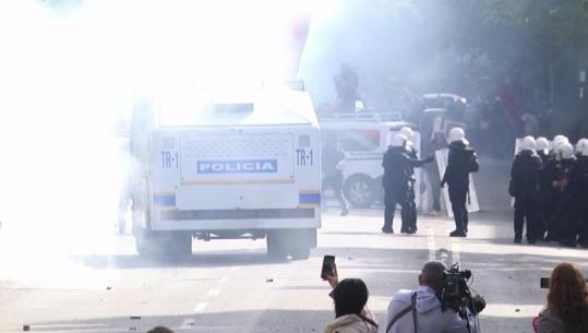 Sapo protestuesit mbërrijnë te Ministria e Arsimit, policia nis shpërndarjen me gaz lotsjellës