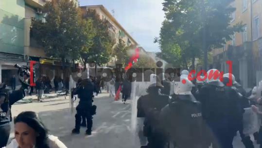 Përplasjet e para në protestë, protestuesit gjuajnë gurë drejt efektivëve, u përgjigjen me gaz lotsjellës