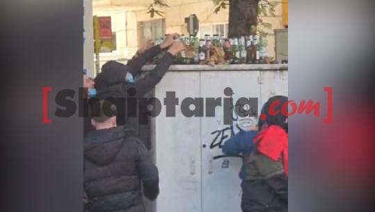 Protestuesit pajisen me ‘municion’ nga grumbulli i shisheve të qelqit