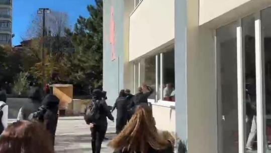 Korçë/ Protestuesit shkelmojnë derën e shkollës, mësuesit bëhen barrikadë për të mbrojtur institucionin