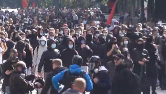Një tjetër grup protestuesish i bashkohet protestës te Ministria e Arsimit, policia i shpërndan sërish me gaz lotsjellës