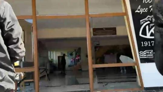 Molotovë dhe gurë drejt një shkolle, tensione gjatë protestës në Korçë
