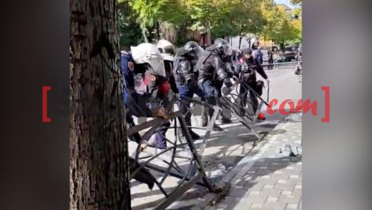 Policia i bën pritë ‘skenarit’ të protestuesve, heq kangjellat vetë nga rruga
