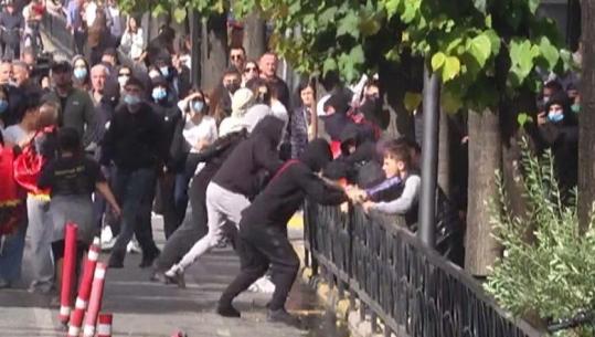 Protestuesit me maska nisin të shkulin kangjellat