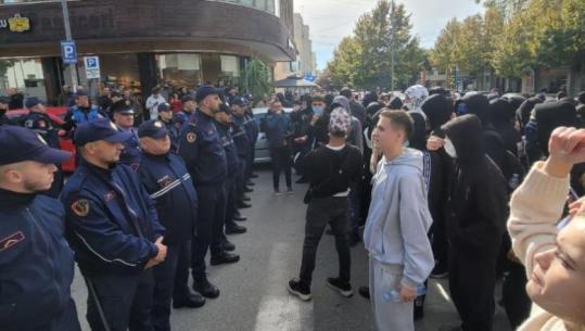 Protestuesit në Elbasan zhvendosen para Komisariatit, kërkojnë lirimin e të shoqëruarve