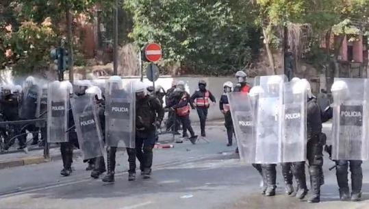 Protestuesit e maskuar sulme me gurë në drejtim të efektivëve te ministria e Arsimit