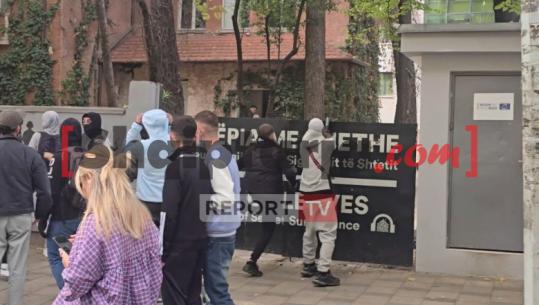 Me maska e me sende të forta, protestuesit  sulm edhe Shtëpisë së Gjetheve,  shkatërrojnë derën hyrëse