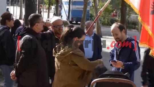 Me qeleshe e flamur në duar, Arben Kola dhe një grup protestuesish vendosen përballë parlamentit