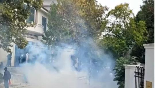 Protestuesit sulm me gurë Kuvendit, policia i shpërndan direkt me gaz lotsjellës 