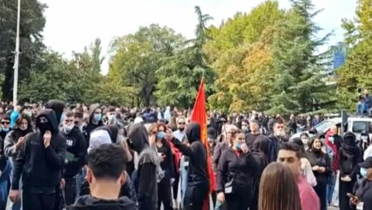 Protestuesit bllokojnë lëvizjen e automjeteve te ‘Rruga e Elbasanit’