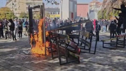 Korçë, protestuesit shkelmojnë derën e gjimnazit, djegin stola e karrige dhe sulmojnë me gurë e molotovë shkollat dhe institucionet (VIDEO)