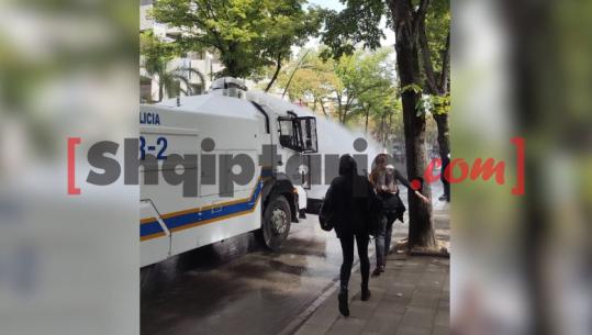 Bllokuan rrugën te Ministria e Infrastrukturës, policia shpërndan protestuesit me spray me piper e ujë