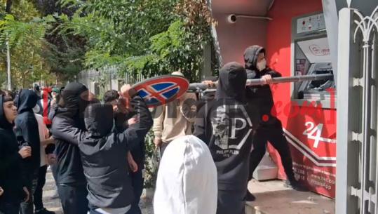 Vijojnë aktet e dhunës, protestuesit me maska shkatërrojnë bankomatin dhe plaçkisin një kioskë! Frigoriferi përfundon në mes të rrugës