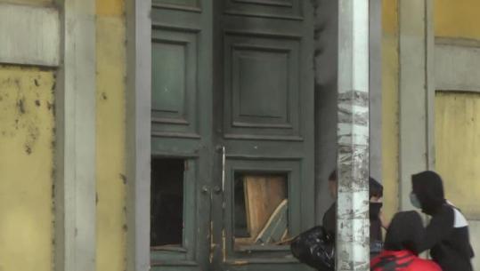 Protestuesit sulm ministrisë së Ekonomisë, thyejnë dyer e dritare