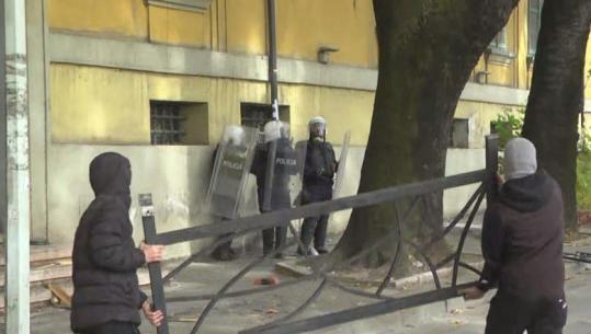 Protestuesit e maskuar sulmojnë dhunshëm efektivët, i qëllojnë me kangjella hekuri, gurë e copa dërrasash (VIDEO)