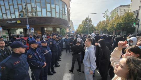 Tensione në Elbasan! Studentët thyejnë derën e gjimnazit 'Kostandin Kristoforidhi', djegin koshat e plehrave dhe shkatërrojnë tabelat rrugore