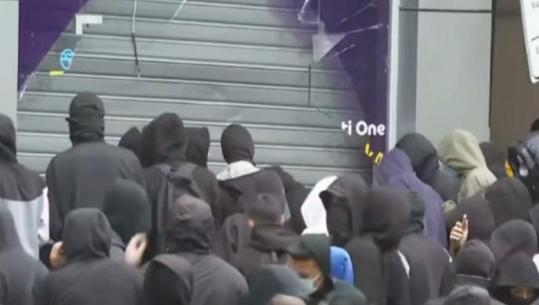 Protestuesit godasin edhe qepenet e bizneseve te mbyllur